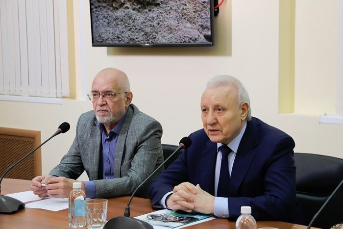 2г-700x467